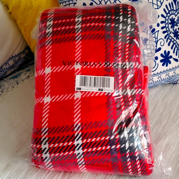 Victoria Secret throw with sherpa NWT still in packaging - Picture 1 of 3